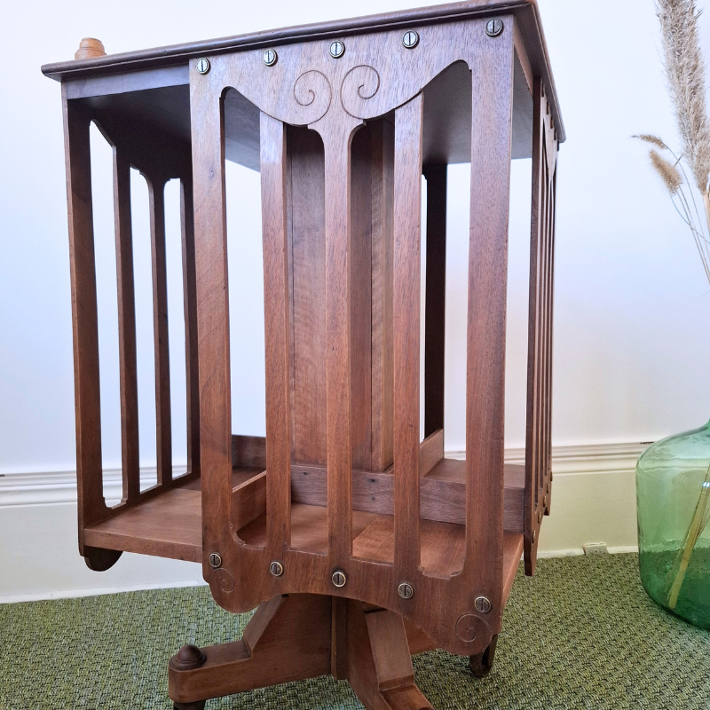 Bibliothèque tournante en noyer estampillée G. Lancelin – Meuble d’exception 1900 | Mobilier ancien restauré avec soin Bibliothèque tournante en noyer estampillée G. Lancelin – Meuble d’exception 1900 | Mobilier ancien restauré avec soin