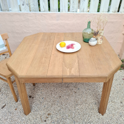 Table Art Déco restaurée, vue du dessus pour mettre en valeur la texture du bois.