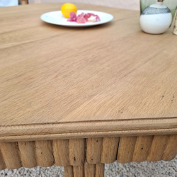 Vue rapprochée sur la finition vernie du plateau de la table Art Déco.