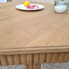 Vue rapprochée sur la finition vernie du plateau de la table Art Déco.