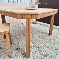 Table Art Déco en chêne massif, prise sous un autre angle pour apprécier ses lignes géométriques.