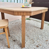 Table Art Déco en chêne massif, prise sous un autre angle pour apprécier ses lignes géométriques.