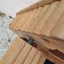 Gros plan sur le piétement droit typique Art Déco en chêne massif.  Vue sur le mécanisme de fixation des pieds.