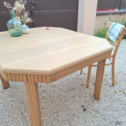 Table Art Déco en chêne massif, sous un autre angle avec éclairage naturel.