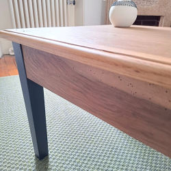 Détail des pieds en bois peints en noir fusain, montrant la solidité et le contraste moderne.