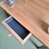 Détail du tiroir discret entrouvert, idéal pour le rangement des petits objets du quotidien. Intérieur Noir Fusain