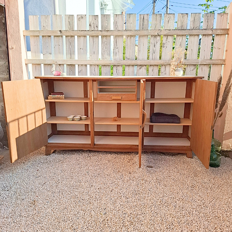 Buffet bas ouvert: rangements XXL étagères pleine longueur, casier central et tiroir, finitions chêne miel ciré et Blanc Craie