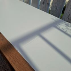 Détail du plateau en Blanc Craie : vue sur le petit défaut au niveau du raccord des planches