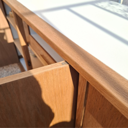 Vue du dessus : détail du plateau Blanc Craie et du chêne clair des portes et structures du buffet