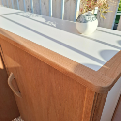 Vue de 3/4 haut : détail sur le plateau et le coté Blanc Craie et le contraste contemporain avec le chêne de la structure.