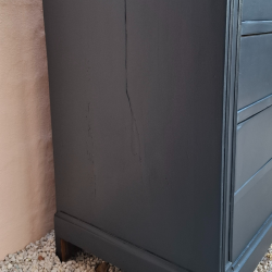 Vue de coté : mise en avant des défauts dû au temps. Ici fente sur le coté (réparée) et trous d'insectes (traités)