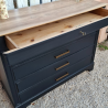 Commode relooké en noir et plateau bois brut. Vue de 3/4 face, avec le tiroir du haut ouvert