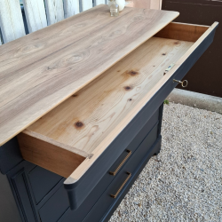 Commode ancien à vendre. Vue de l'intérieur du 1er tiroir, fond en pin poncé et ciré