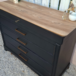 commode XXe rénovée en  noir. Vue du plateau en noyer conservé en bois brut
