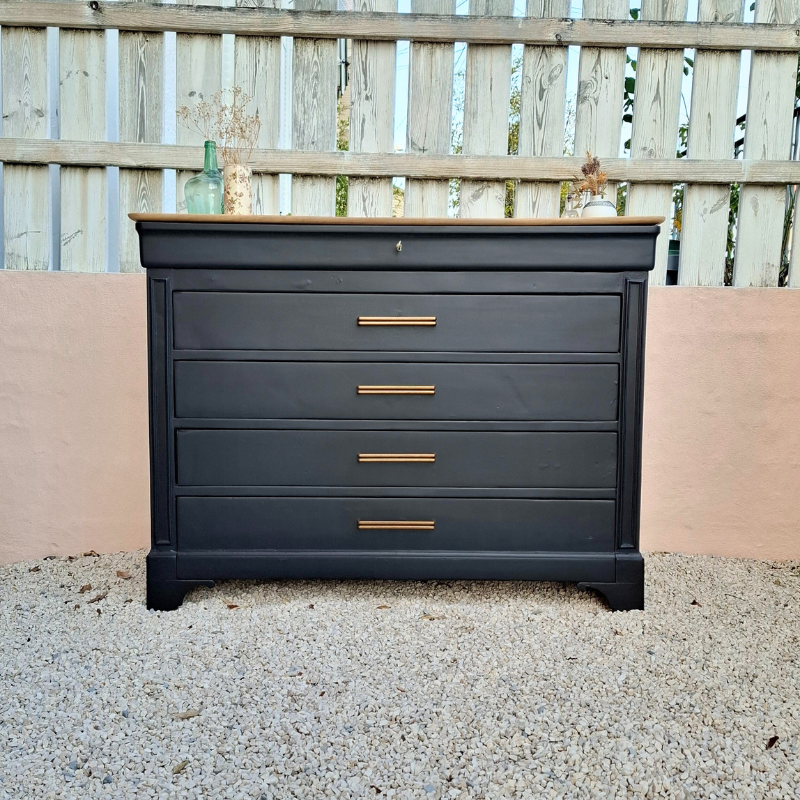 commode ancienne rénovée peinte en noir , vue de face