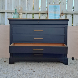 Commode rénovée, noir queue de pie, vue de face avec un tiroir ouvert