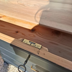 commode du début du XXe, focus sur la serrure que 1er tiroir et de sa clé.